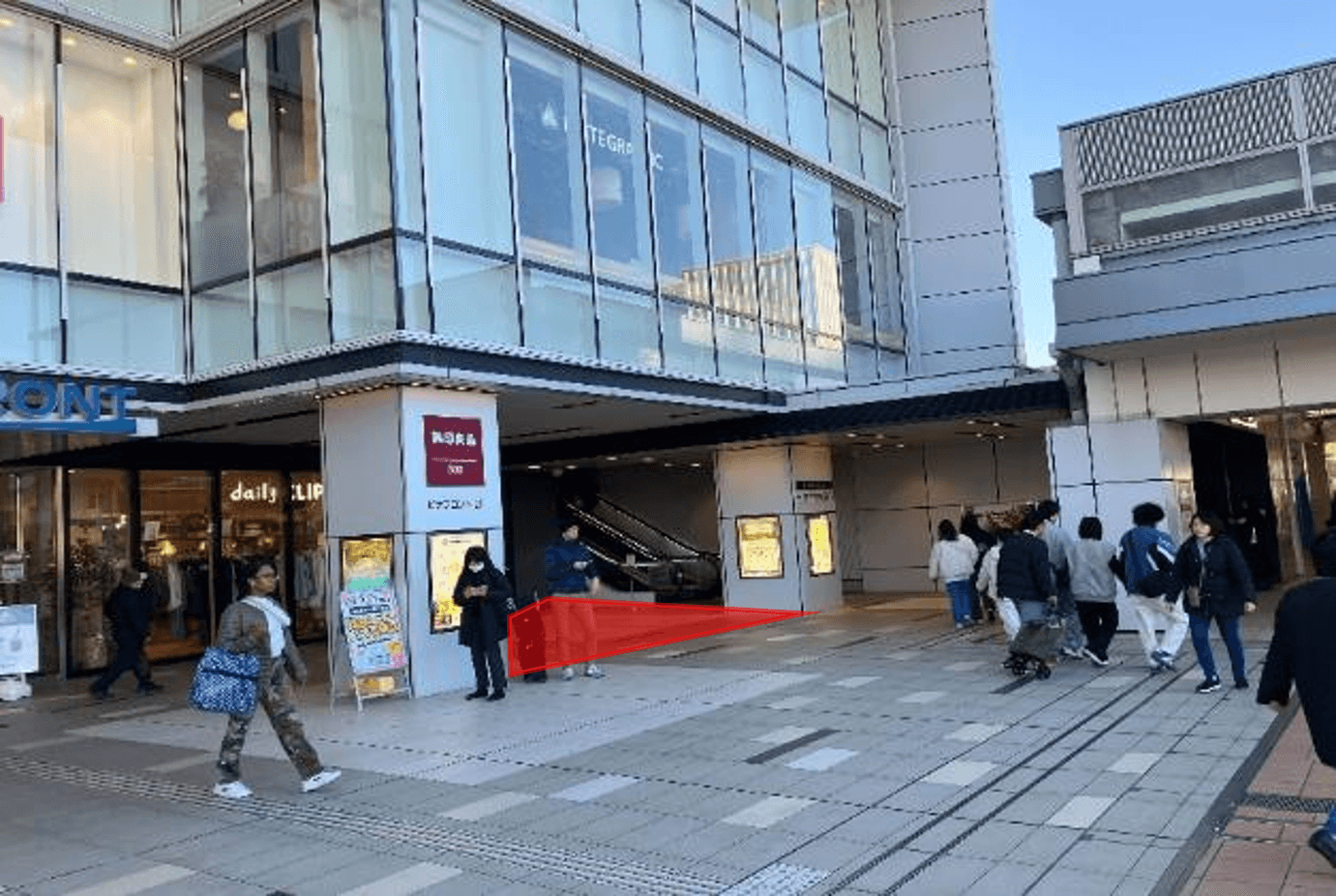 ビナフロント2階入口横1