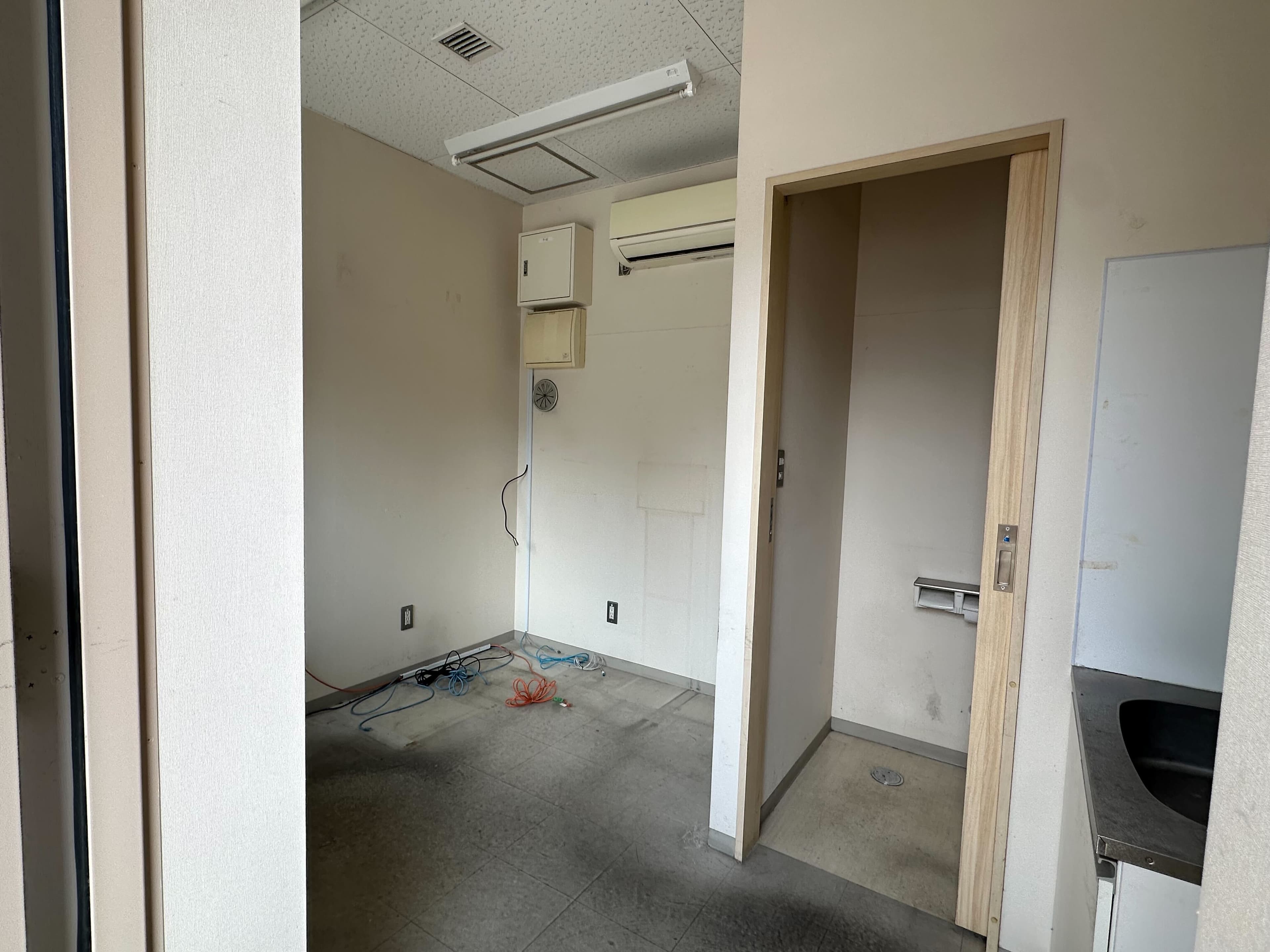 内観(出入口アングル)